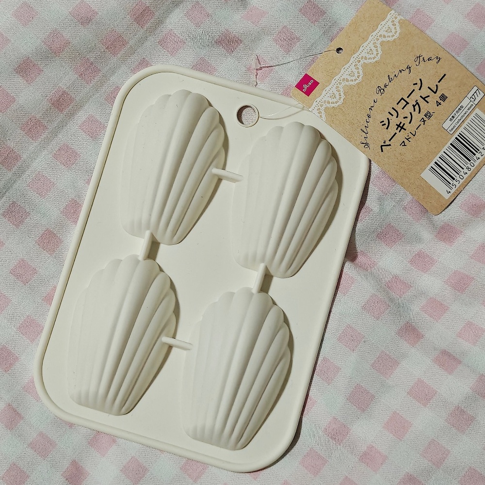 New Daiso  Silicone Petite Cake/Chocolate / Ice Mold 6 3/4" x 4 3/4"